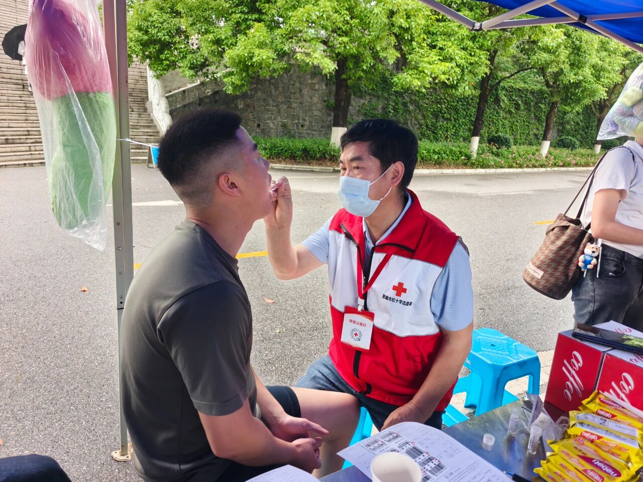 告别抽血采样！恩施市24人通过口腔拭子加入中华骨髓库