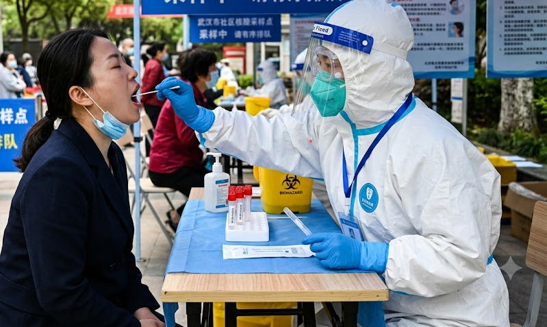 医护人员正在用咽拭子对患者进行采样.jpg